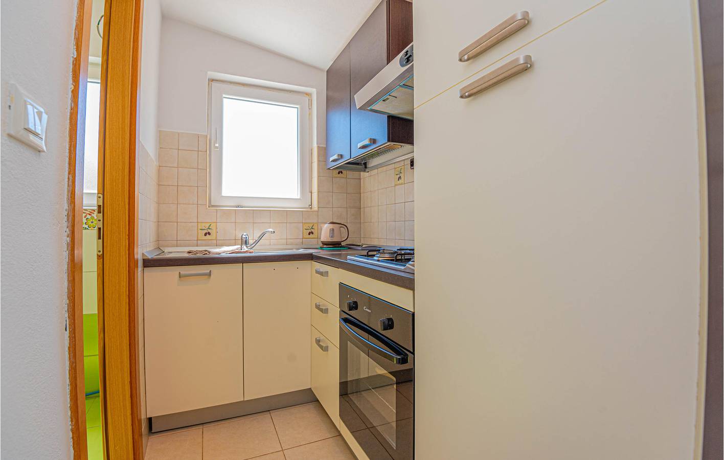 Ganze Ferienwohnung, Gemütliche Wohnung mit Terrasse, in Strandnähe und mit Parkplatz in Brodarica, Šibenik-Knin