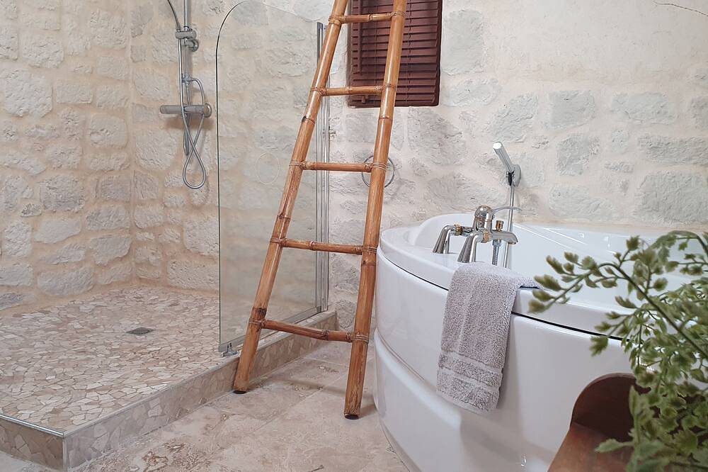 Appartement entier, Gîte de Pied Chapel: spa, piscine et pleine nature en Sud Ardèche in Alba-la-Romaine, Privas (arrondissement)