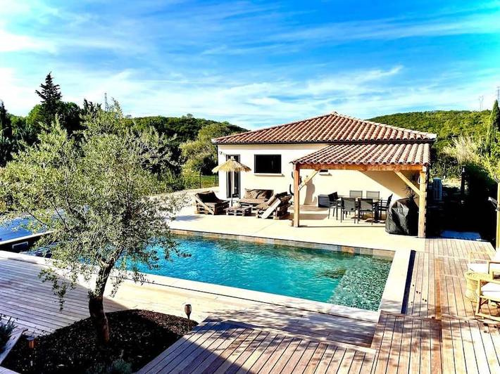 Location de vacances pour 8 personnes, avec vue ainsi que piscine et jardin, animaux acceptés à Saint-Just-et-Vacquières