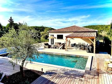Gîte pour 8 personnes, avec piscine ainsi que jardin et vue, animaux acceptés à Saint-Just-et-Vacquières