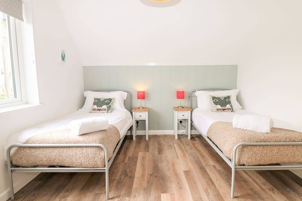 Pepperpots, pet friendly, luxury holiday cottage in Mawgan Porth in Mawgan Porth, Cornwall