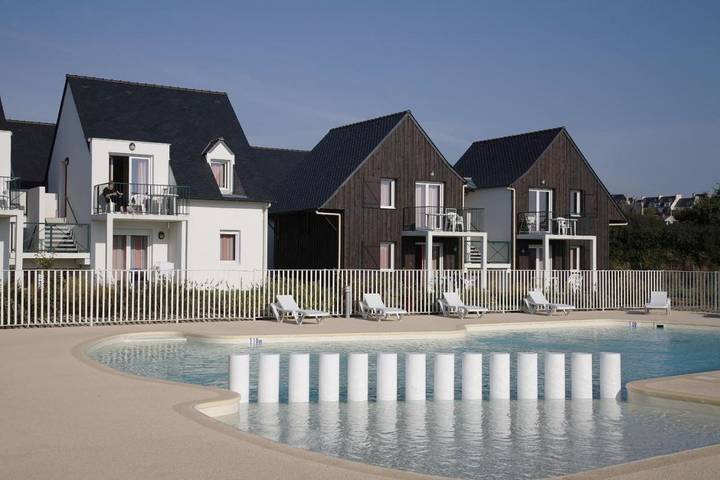 Parc de vacances pour 6 personnes, avec Balcon et Terrasse ainsi que Jardin et Piscine en Bretagne
