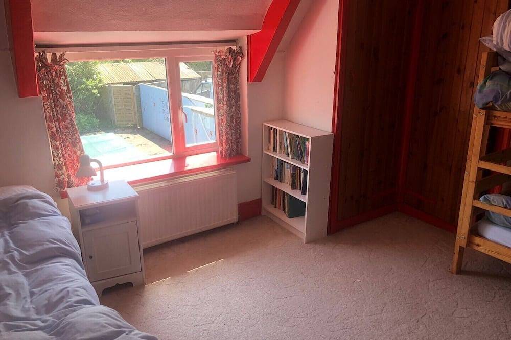South facing cottage for nine with pool and garden in Mark, Somerset