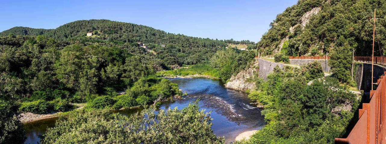Camping pour 6 personnes, avec piscine et terrasse, animaux acceptés dans Privas