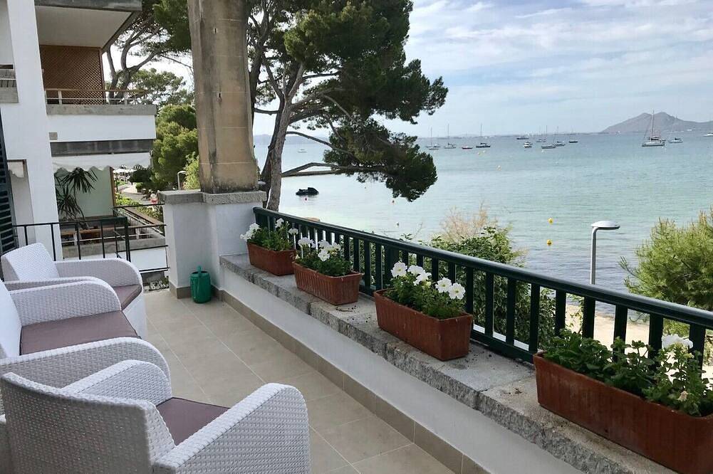 Entire apartment, Sea front partment on Puerto Pollença Pinewalk, Kika in Port de Pollença, Pollença