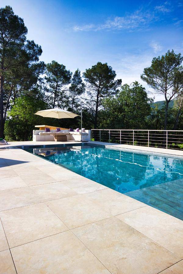 Villa pour 19 personnes, avec Balcon et Terrasse ainsi que Jardin et Piscine à Brignoles