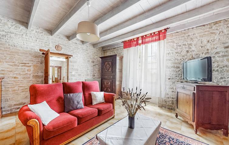 Amplio apartamento con jardín, TV, aparcamiento y mesa de ping-pong in Charente
