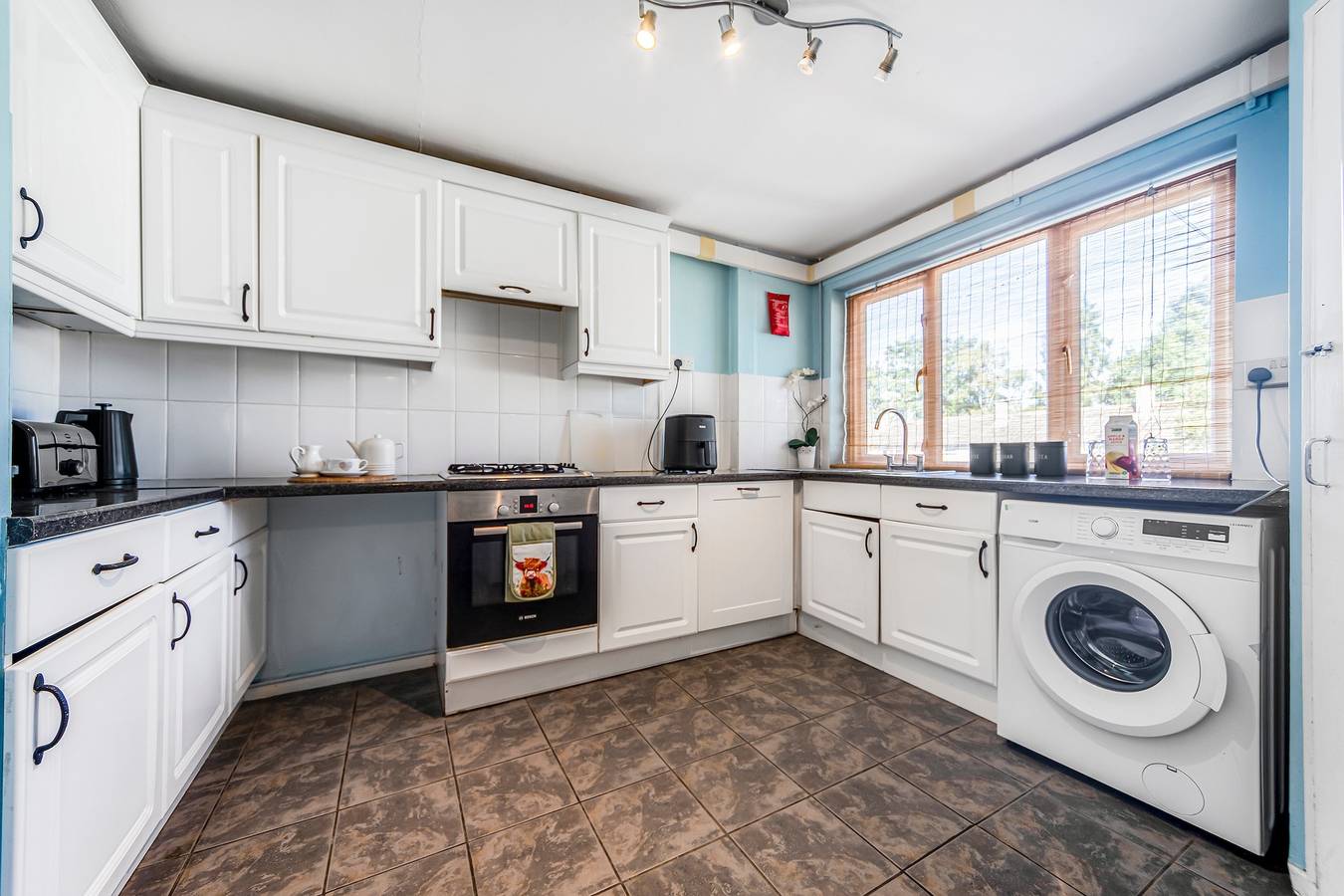 Entire holiday apartment, 3 Bed Apartment Sleeps 5 - Brookes - Tv & Wifi in Oxford, Oxfordshire