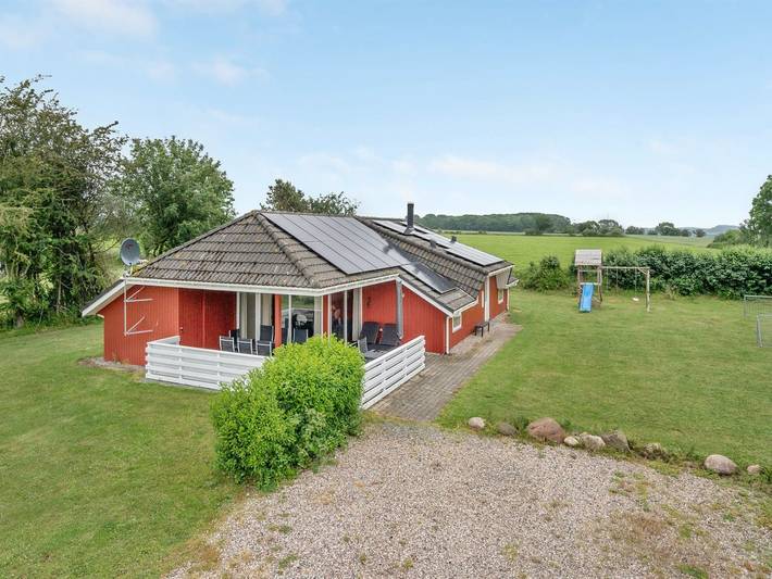 Ferieudlejning for 8 personer, med jacuzzi og pool såvel som sauna og terrasse på Langeland