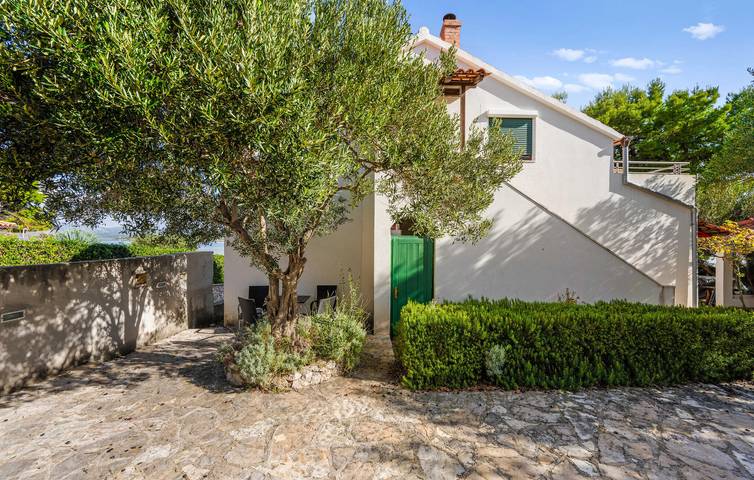 Ganze Ferienwohnung, Apartment mit Meerblick, Terrasse, Küche und Parkplatz – 1,5 km vom Strand entfernt in Betina, Tisno
