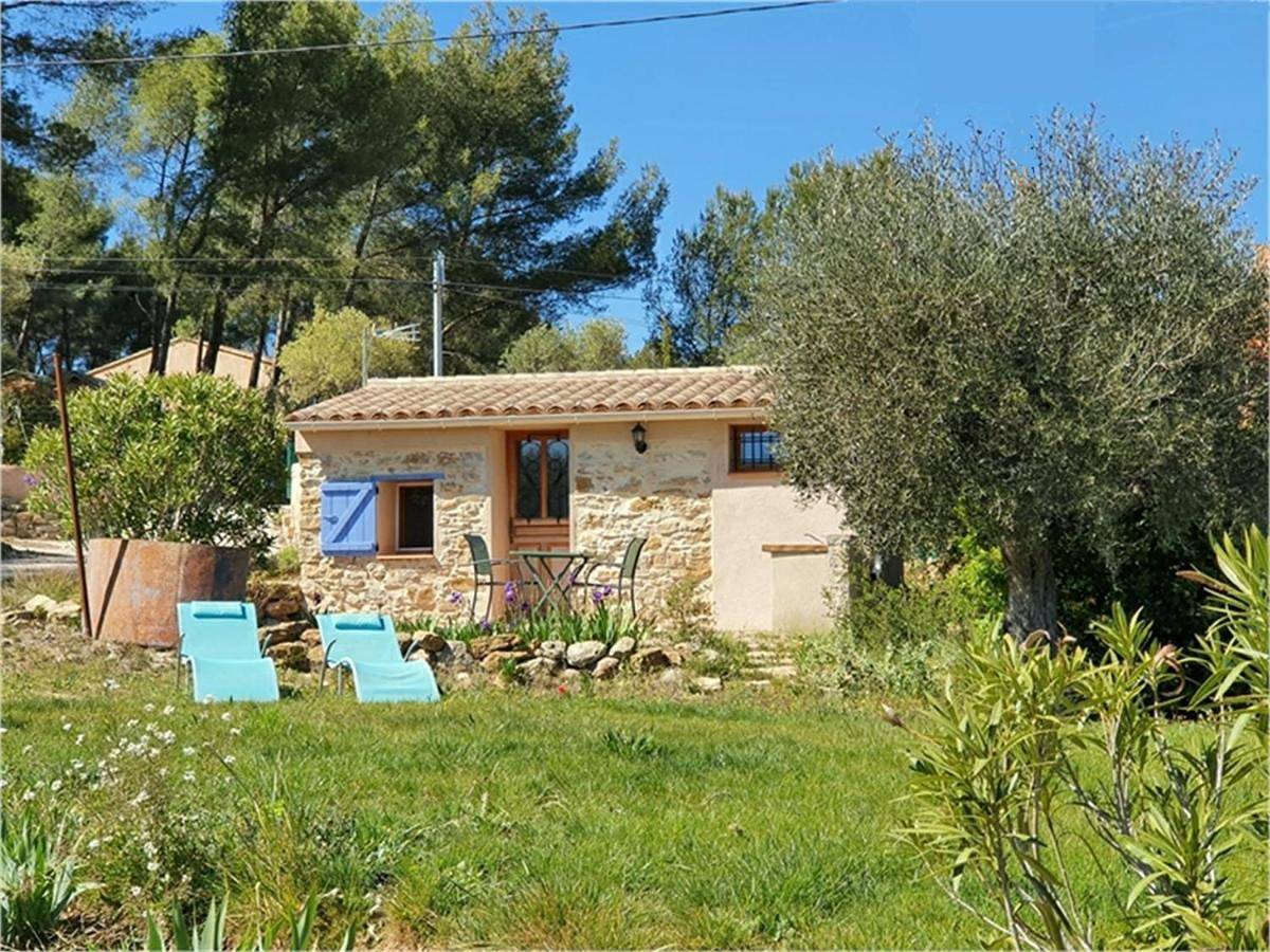 Cabanon studio in Le Beausset, Côte méditerranéenne (France)