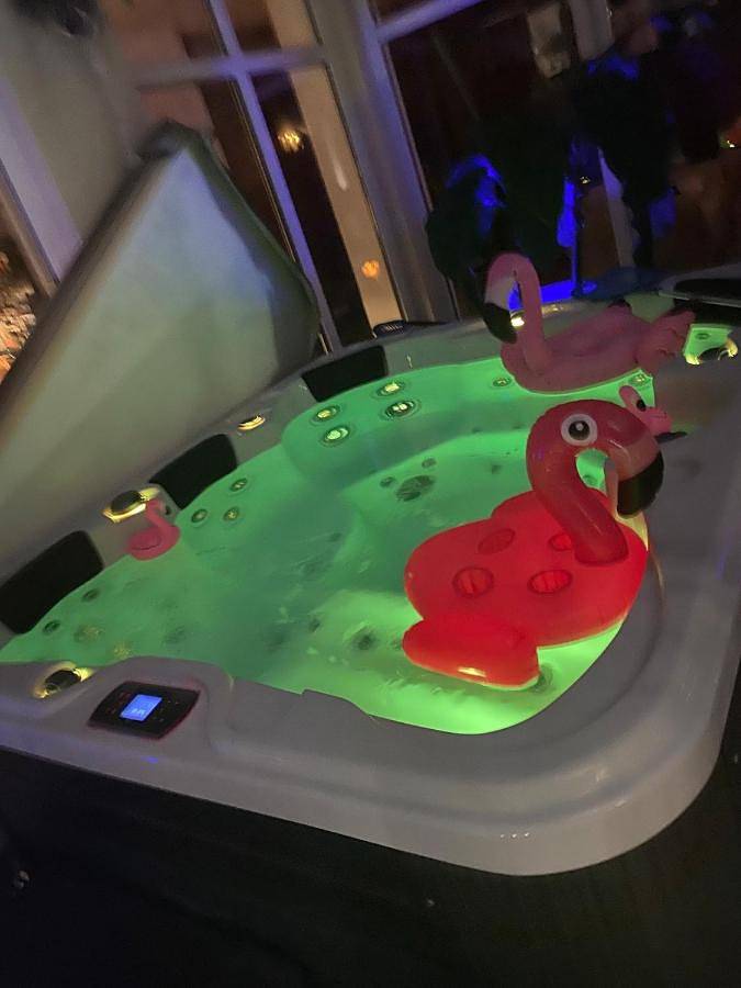 Location de vacances pour 11 personnes, avec terrasse ainsi que jacuzzi et sauna à Mouscron