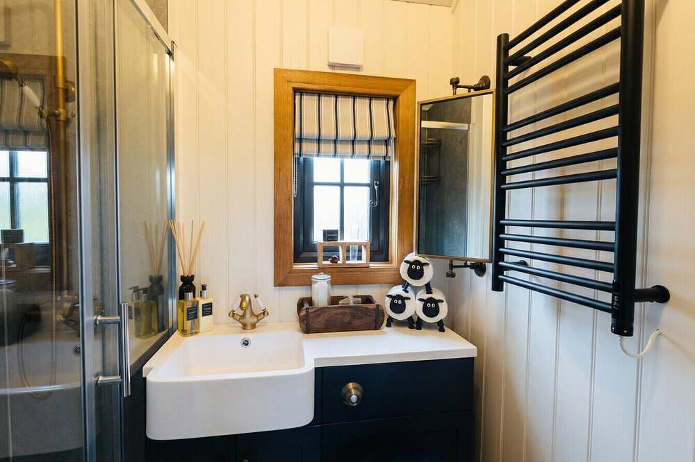 Secluded glamping with fireplace, fire pit and farmyard views in Staffordshire