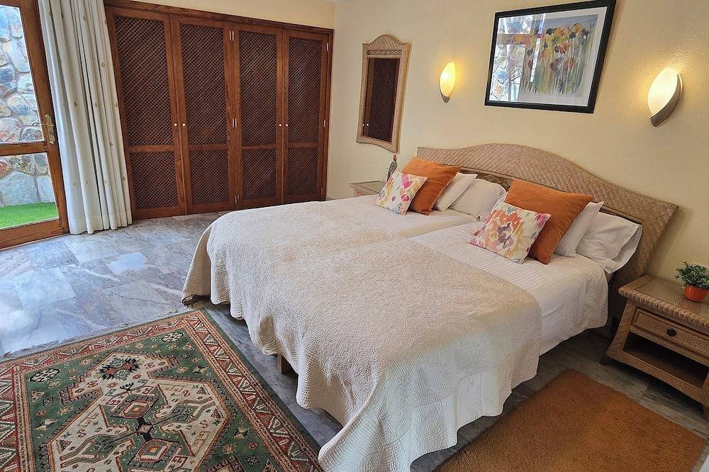 Luxury villa with pool and garden, close to sea, beaches, port, golf courses, in Pueblo de Tauro, South Gran Canaria
