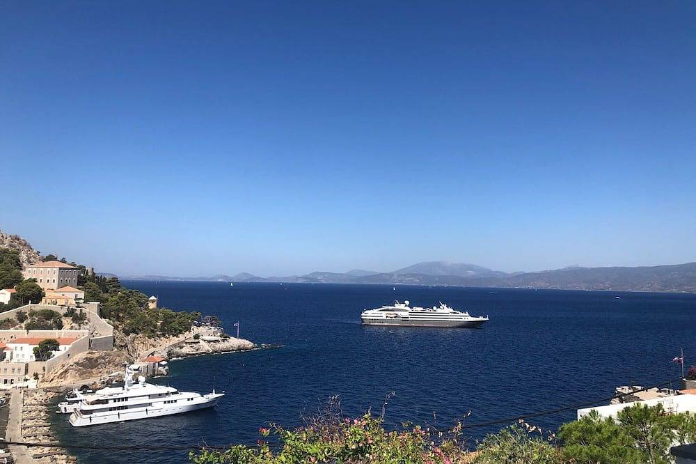 Villa Hydra Estrella is Offers views of the port and town in Hydra