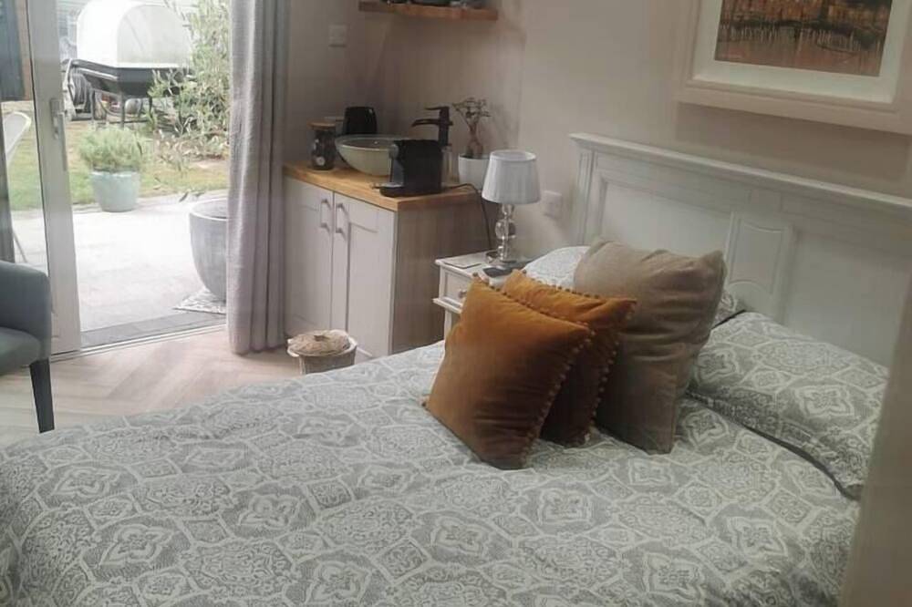 Entire apartment, Stylish studio own entrance in Victorian House in Dublin, County Dublin