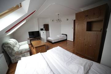 Gîte pour 2 personnes, avec terrasse ainsi que vue et jardin à Eger