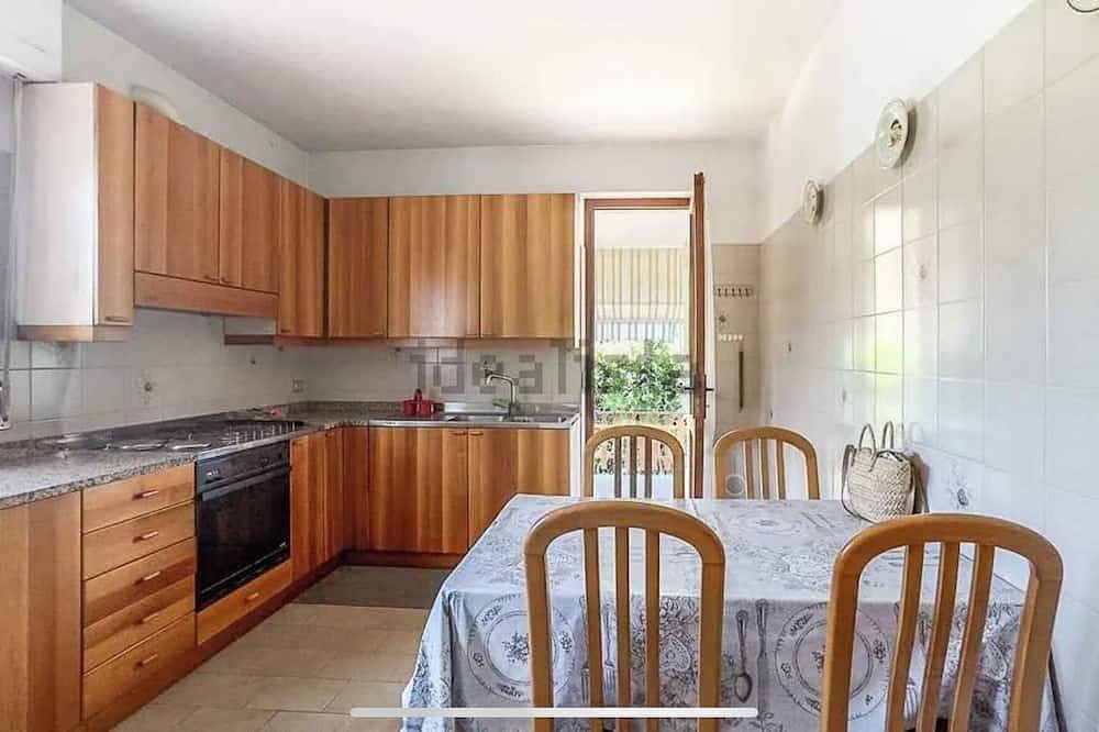 Cozy apartment 800 meters from the sea with private garden in Marina di Pietrasanta, Pietrasanta