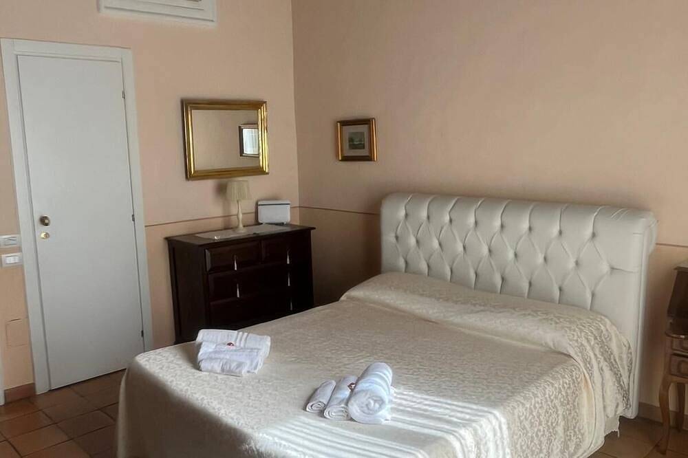 Maison Barriera Deluxe Suite: a beacon of elegance in the heart of Salerno. in Salerno, Tyrrhenian Coast Campania