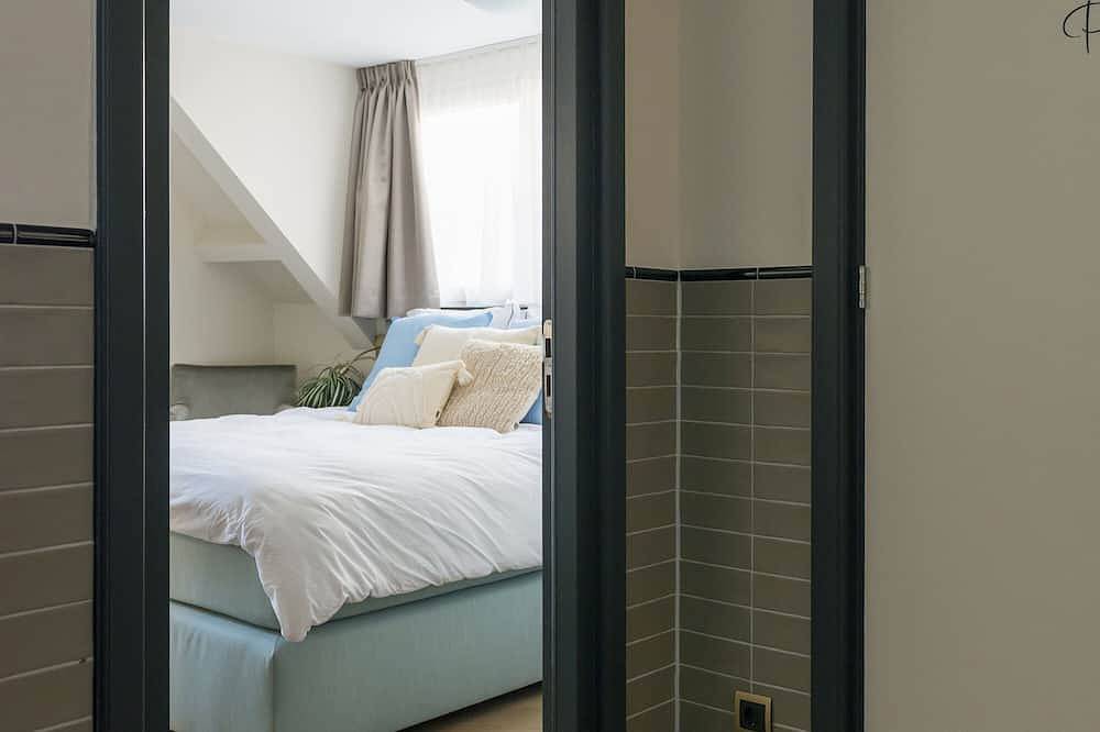 Ganze Wohnung, Neu renoviertes Gebäude aus dem Jahr 1920 mit großem Hotelbett, Terrasse und Gemeinschaftsküche. in Tilburg, Nordbrabant