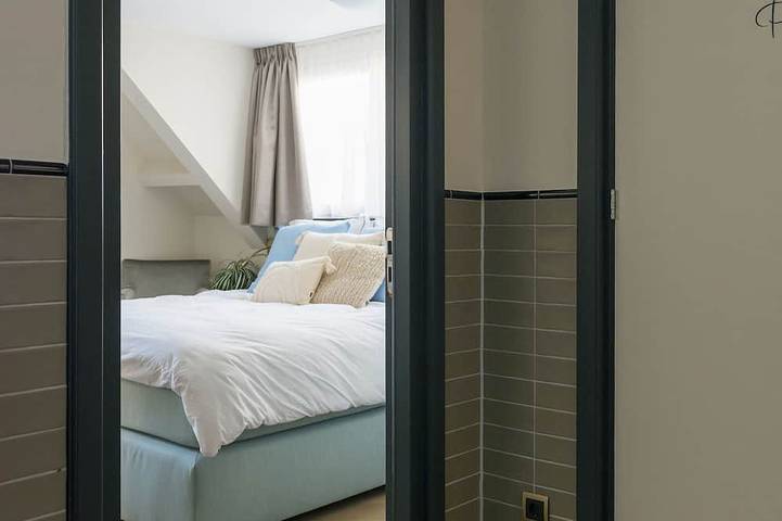 Ganze Wohnung, Neues renoviertes Gebäude aus dem Jahr 1920 mit großem Hotelbett, Patio und Gemeinschaftsküche. Wohnfläche: 16 m². Entspannen Sie auf dem gemütlichen Patio und genießen Sie das lebhafte Stadtzentrum direkt vor der Tür mit Geschäften, Restaurants. in Tilburg, Nordbrabant