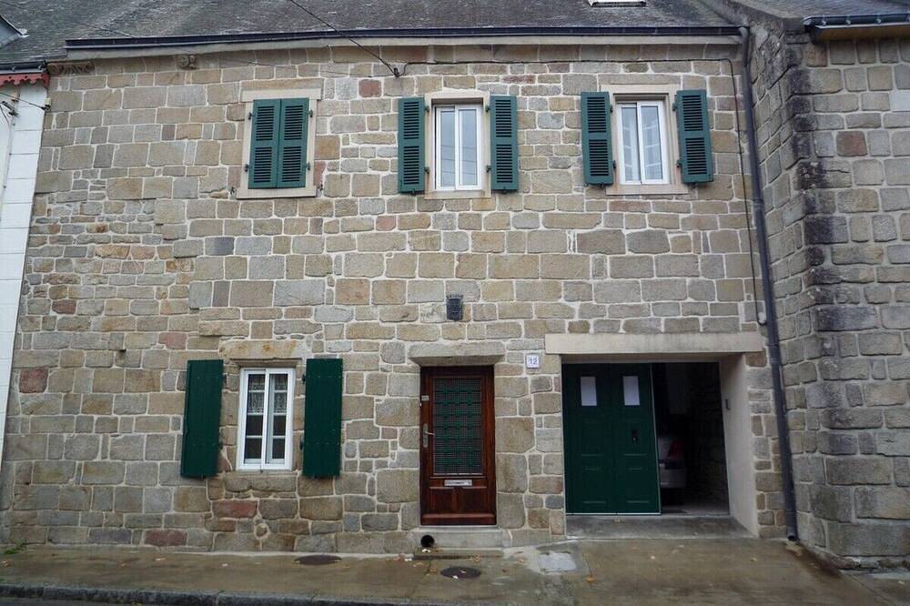 Appartement entier, Appartement  dans maison de caractère avec très beau jardin arboré. in Port-Louis, Côte des Mégalithes