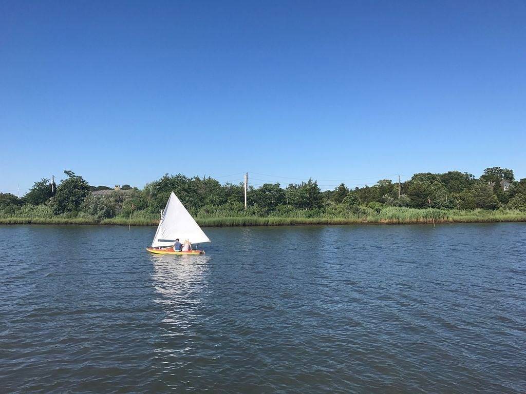 Atemberaubende Haus am Wasser mit Pool, Bootsanleger und Hektar Land in Noyack, Hamptons