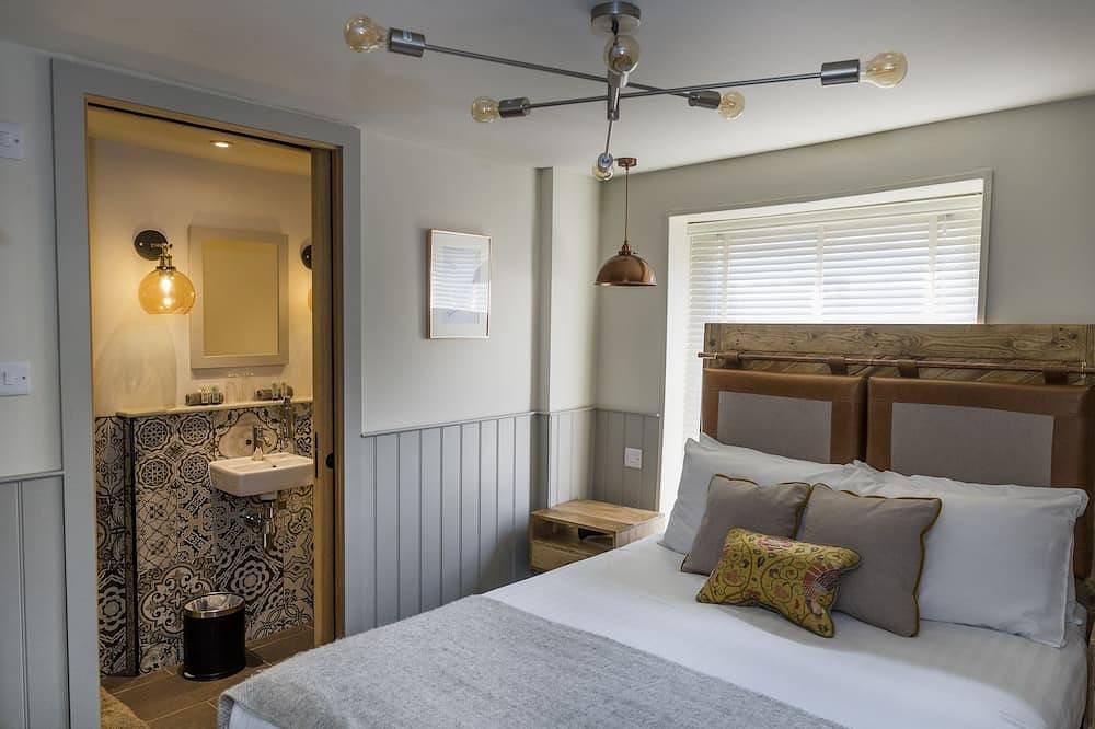 19th century Inn with luxury accommodation & free breakfast in River (Kent), Kent