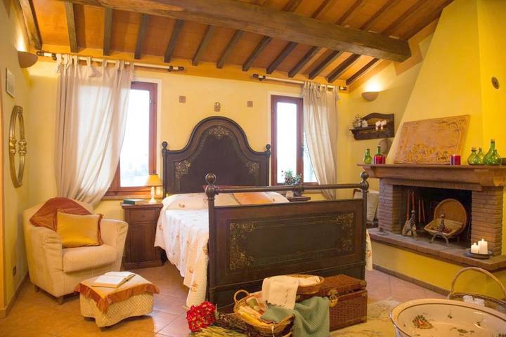 Ferienhaus für 2 Personen, mit Balkon und Terrasse sowie Garten und Pool in Lari