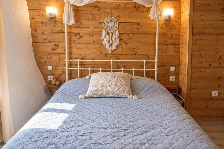 In the heart of Sancy: a vacation rental with a fireplace, a large garden, and mountain views in Chastreix, Volcans d'Auvergne Regional Nature Park