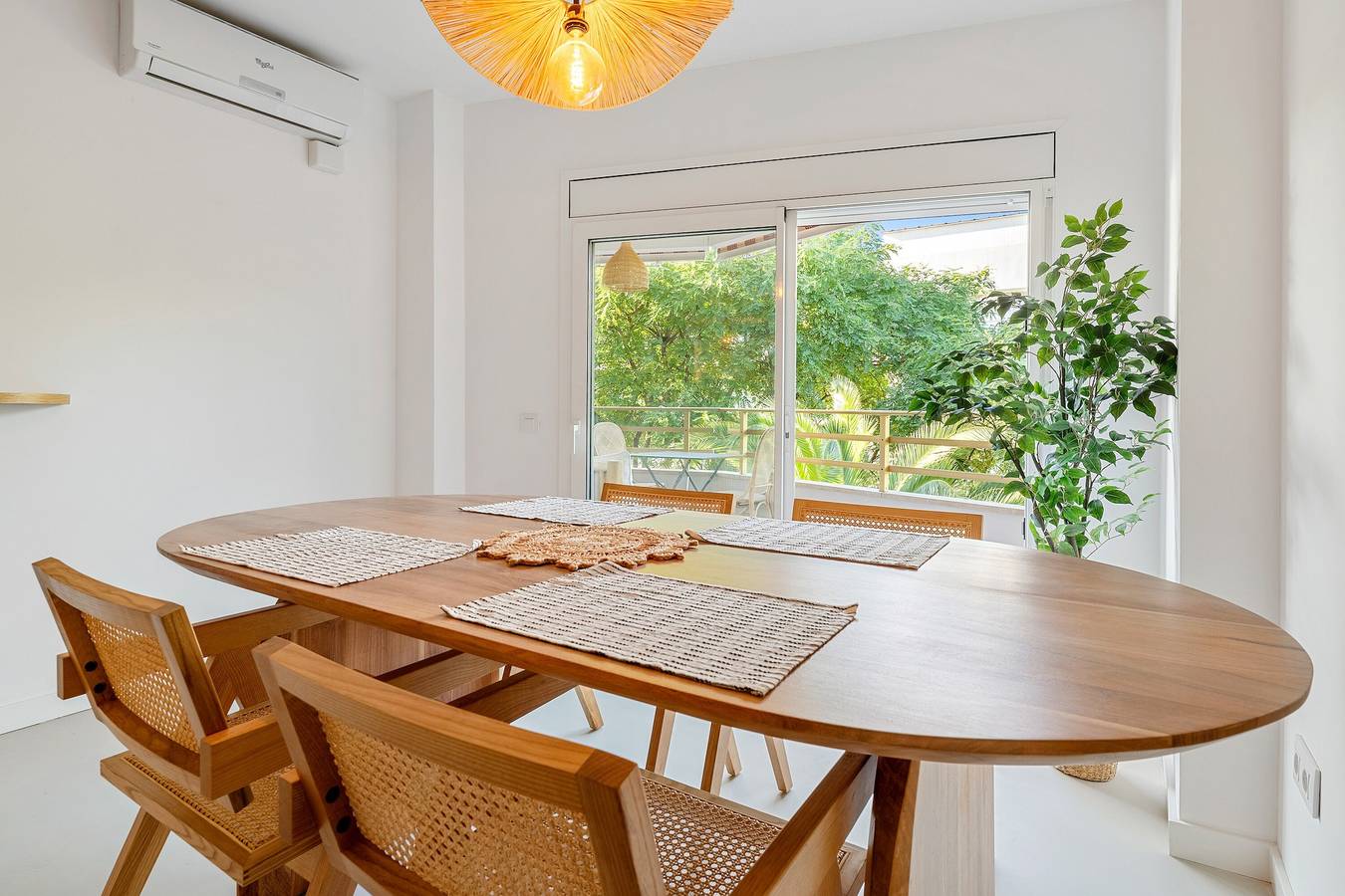 Apartamento entero, Apartamento 'Cambrils Front De Mer' con piscina compartida, terraza y aire acondicionado in Vilafortuny, Cambrils