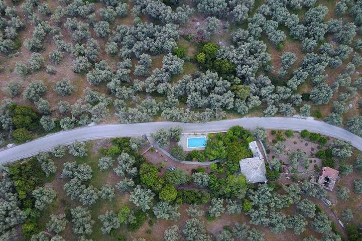 Traumhaftes Natursteinhaus mit 180°-Meerblick, Pool und herrlichem Garten in Pilion