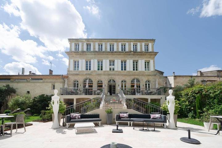 Location de vacances pour 2 personnes, avec jacuzzi et piscine ainsi que sauna et jardin à Lussac