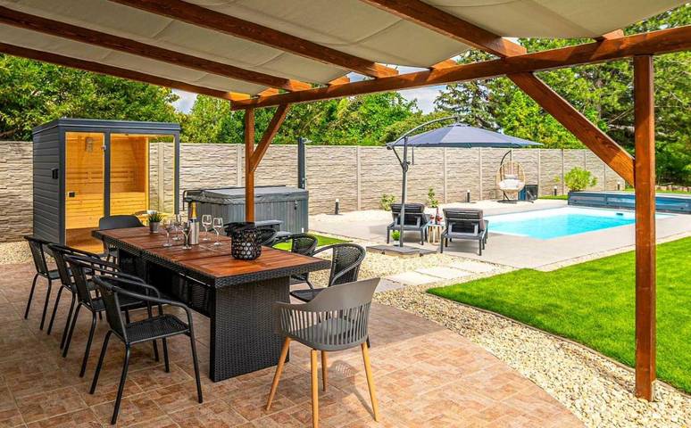 Villa für 14 Personen, mit Pool und Sauna sowie Whirlpool und Garten am Balaton