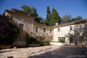 Gîte pour 3 personnes, avec jardin ainsi que piscine et terrasse, animaux acceptés à Crastes