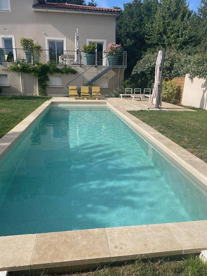 Location de vacances pour 7 personnes, avec piscine et terrasse à Lentilly