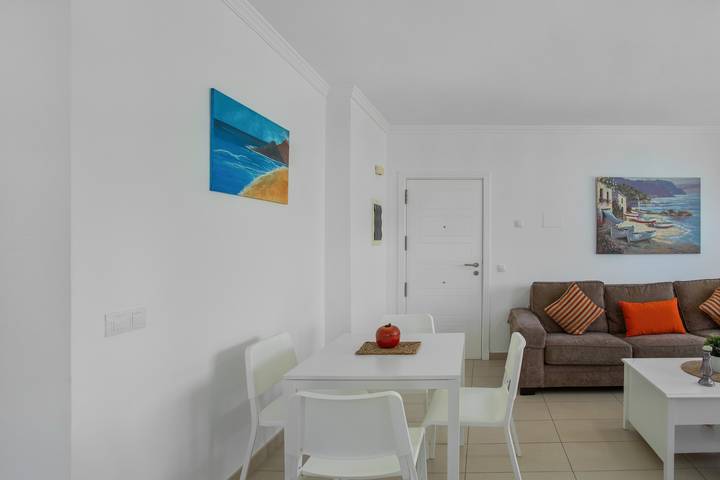 Appartement entier, Vacances 'Brisamar' avec balcon, Wi-Fi et climatisation in Melenara, Telde