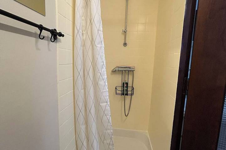 Appartement entier, Studio 22m² rénové sur cours arborée privée in Issy-les-Moulineaux, Hauts-de-Seine