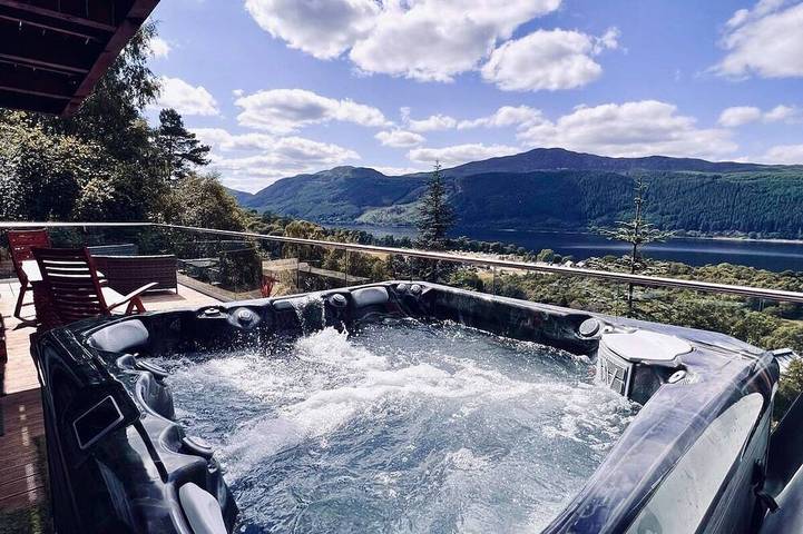 Cottage for 6 people, with garden and hot tub as well as sauna, with pets in Loch Ness