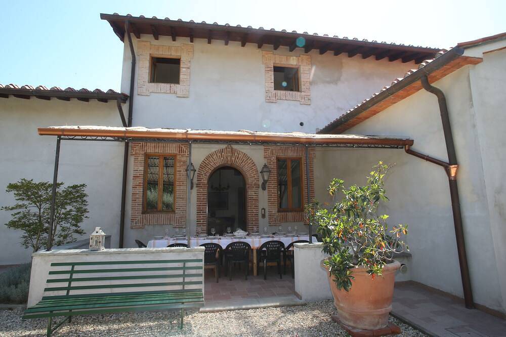 Ganze Wohnung, Zweizimmerwohnung mit Swimmingpool, Wlan und wunderschönem Panorama auf den Hügeln der Toskana in Serravalle Pistoiese, Pistoia Provinz