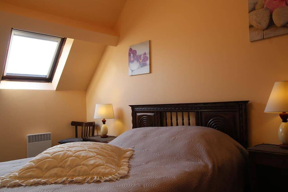 Maison en pierre avec jardin, proche plages, cheminée, 3 chambres, animaux acceptés in Surville, La Haye (Manche)