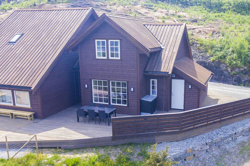 New and Exclusive Cottage in the mountainside of Voss, with a great view in Voss