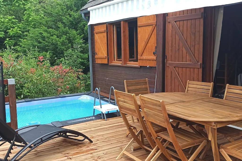Le Chalet du lac avec spa et piscine privés pour le printemps et l'été et poêle à bois réconfortant en hiver in Beaulieu, Parc naturel régional des Volcans d'Auvergne