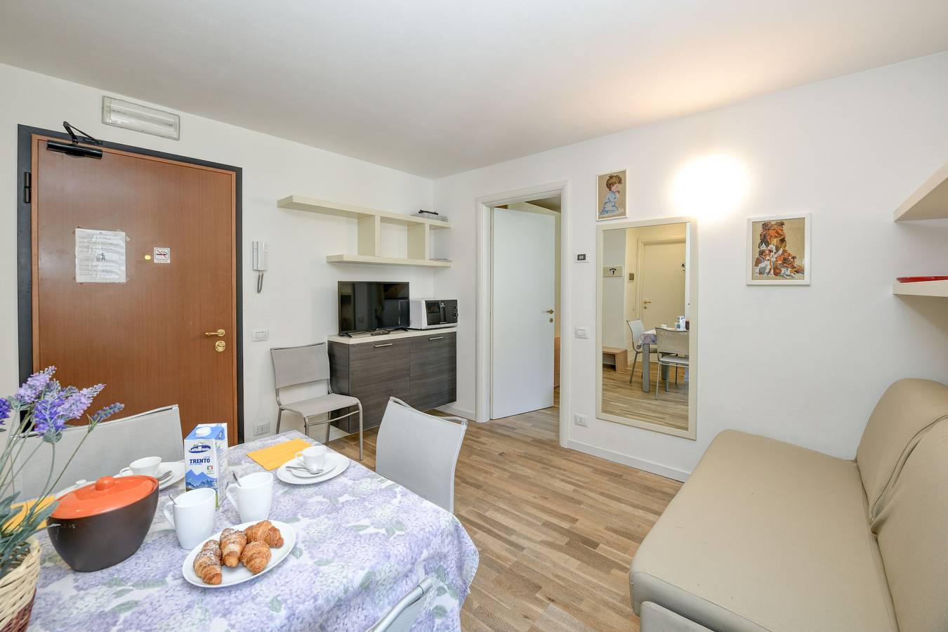 Ganze Wohnung, Ferienwohnung 'Rosa delle Dolomiti Bilocale2' mit Bergblick & gemeinsamer Sauna in Carisolo, Adamello-Presanella-Alpen