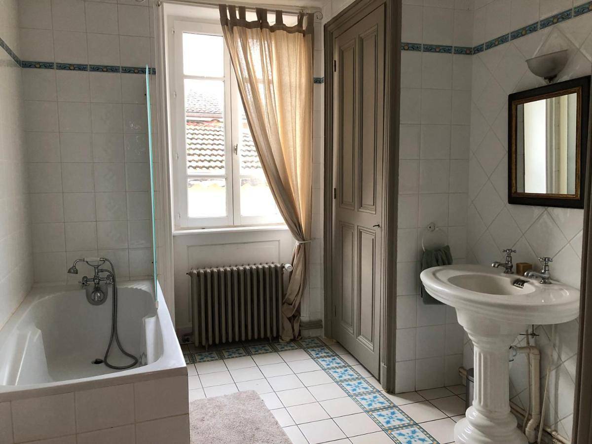 Double Room with Private Bathroom in Reventin-Vaugris, Région de Vienne