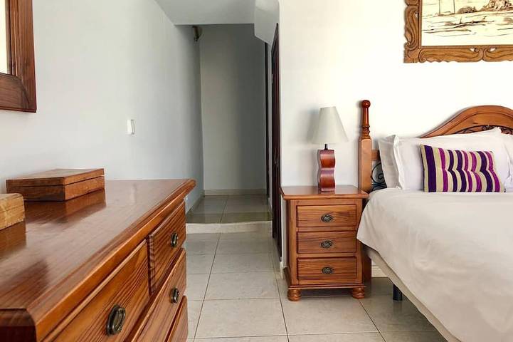 4 Bedroom, 3 Bathroom, Large Heated Pool, 20 Minute Walk to Playa Blanca Town in Playa Blanca, Yaiza