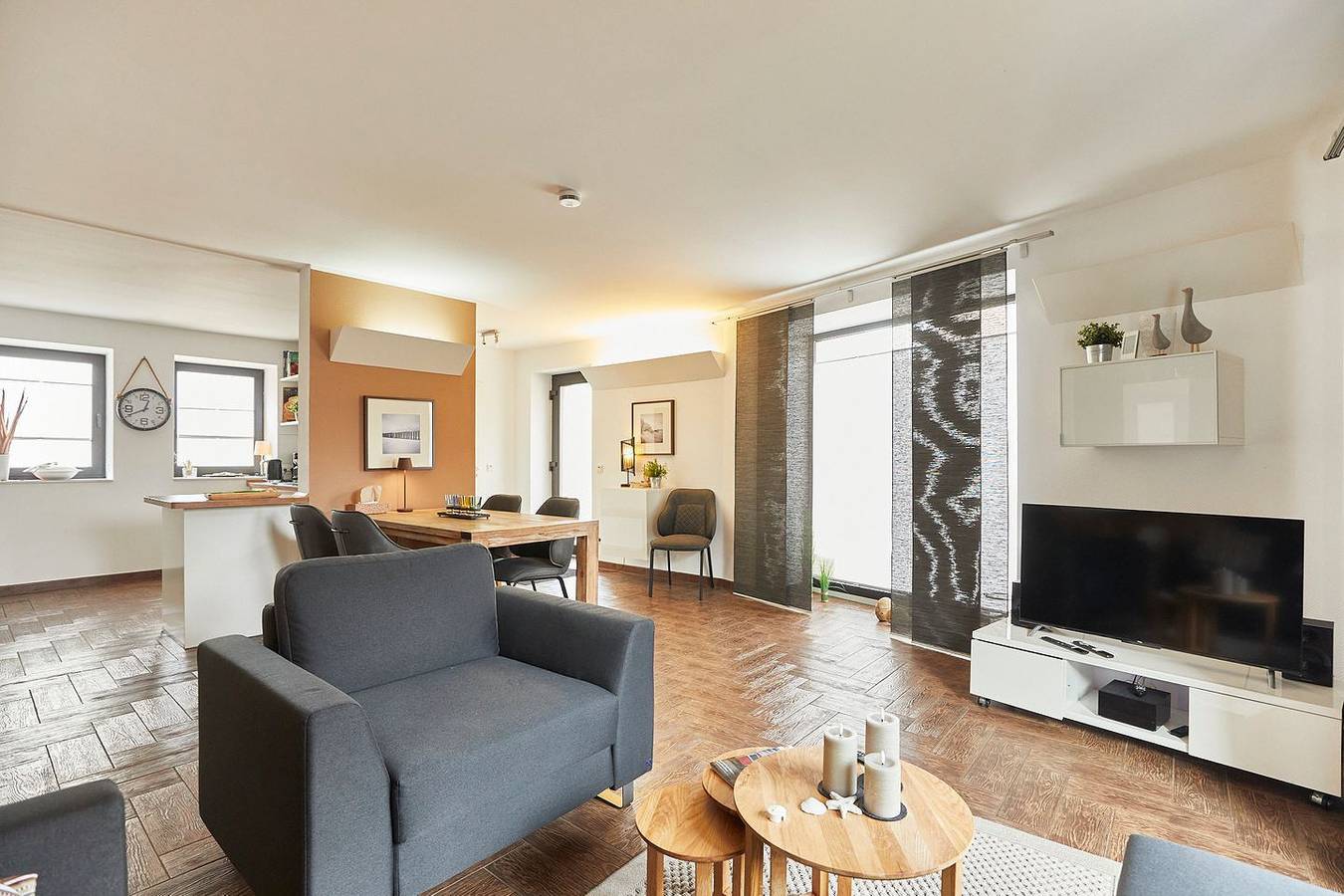 Modern ausgestattete und großzügig geschnittene Ferienwohnung im Ortskern. in Borkum
