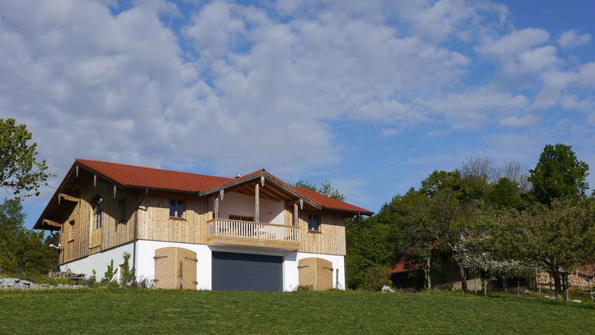 Ferienwohnung für 4 Personen, mit Balkon und Terrasse sowie Garten und Seeblick in Bernau am Chiemsee