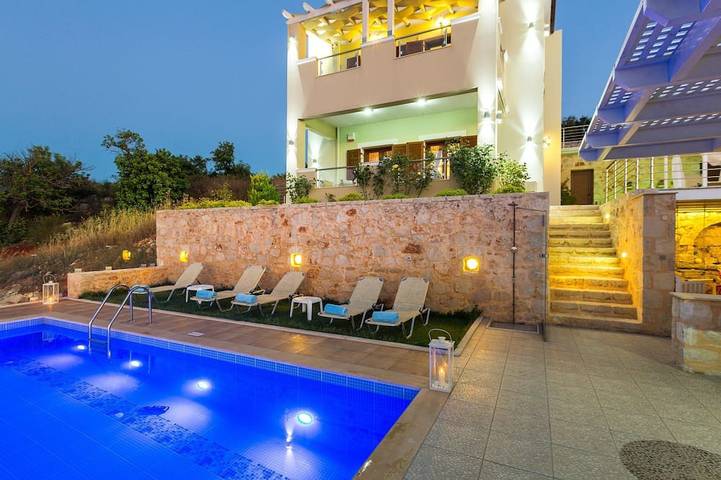 Ferienhaus für 10 Personen, mit Garten und Pool sowie Whirlpool und Balkon, mit Haustier