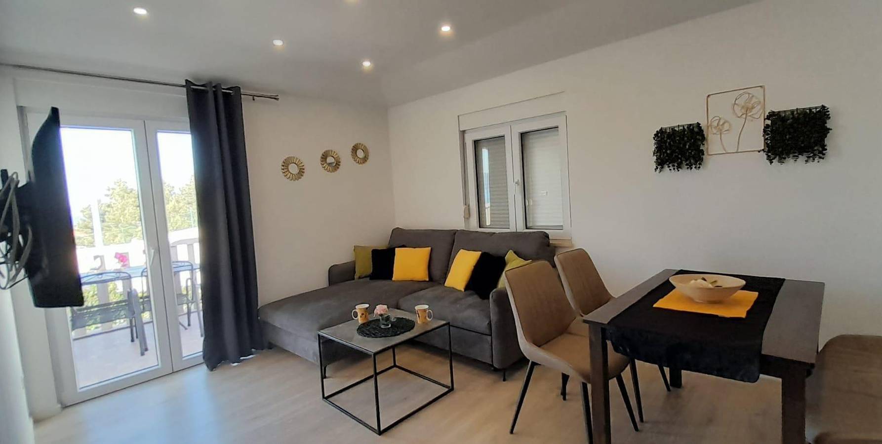 Ganze Wohnung, 1-Zimmer-Ferienwohnung mit Balkon und Meerblick Duce (Omis) A-23509-b in Dugi Rat, Omis-Riviera